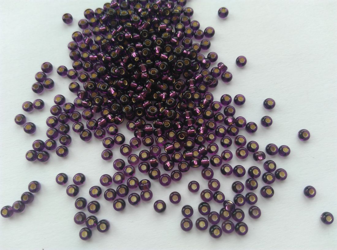 Cseh kásagyöngy - 8/0 méret - 25 gramm / csomag - ezüstközepű lila