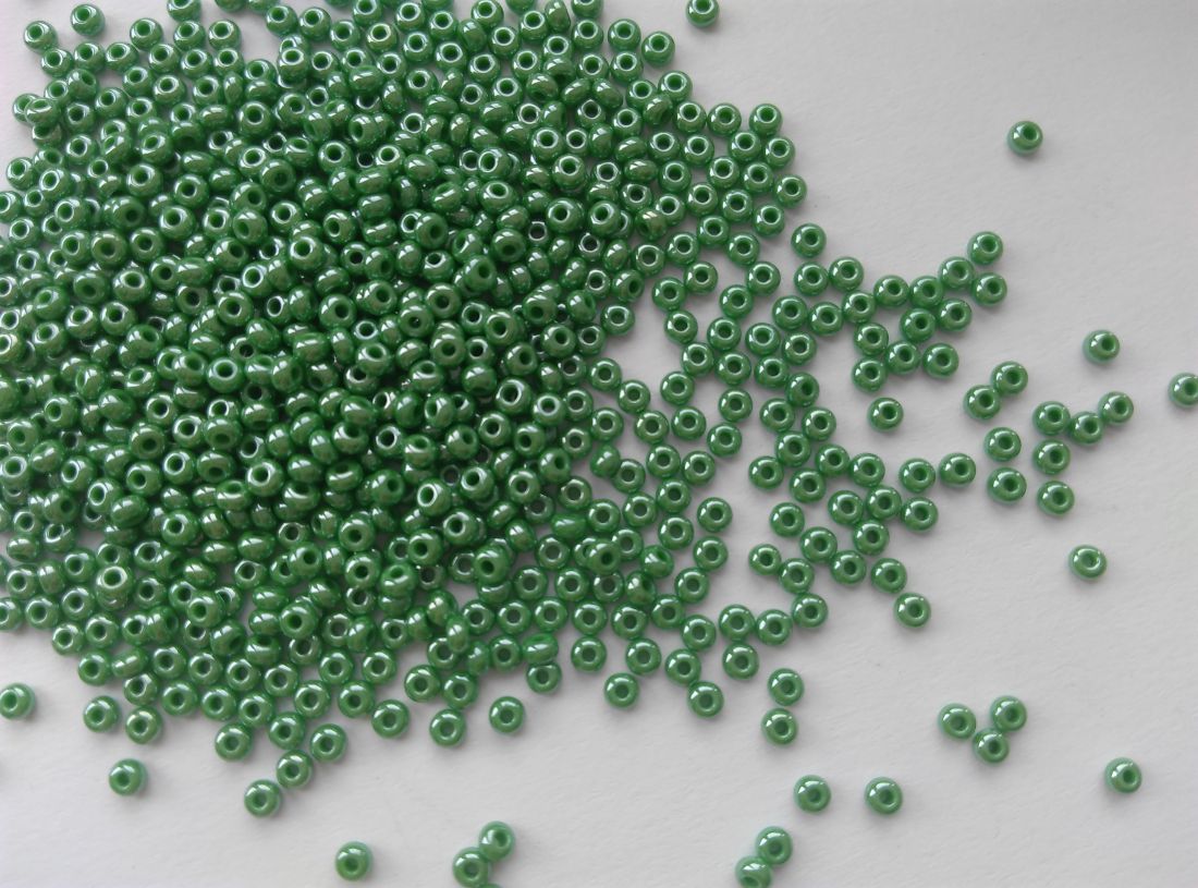 Cseh kásagyöngy - 10/0 méret - 25 gramm / csomag - selyemfényű zöld