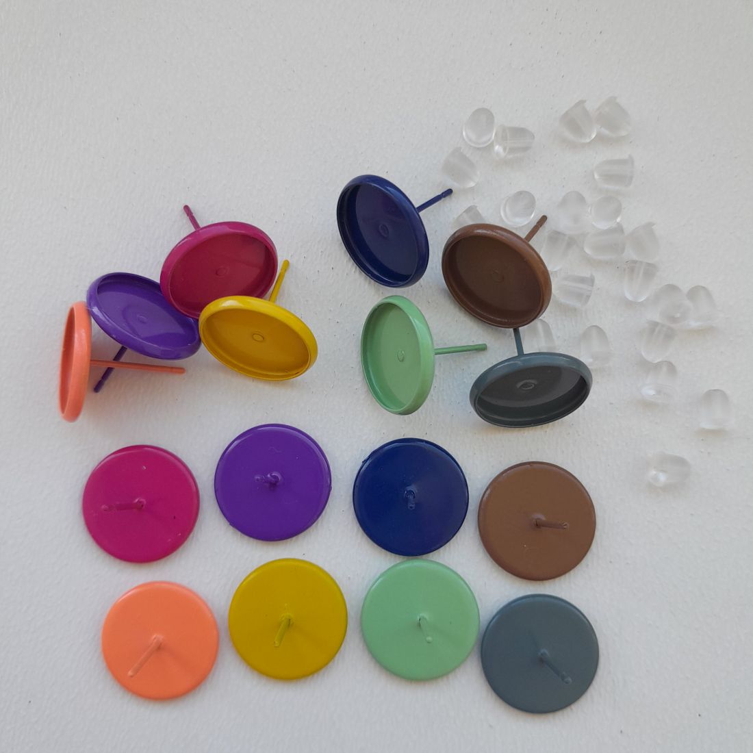 Ragasztható beszúrós fülbevaló alap 12mm-es lencséhez (2 db / csomag) - választható szín